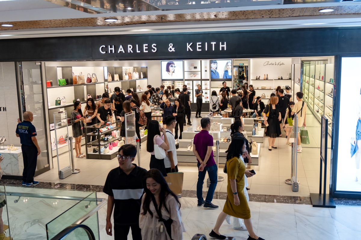 Hàng loạt thương hiệu thời trang và phụ kiện quốc tế như Charles & Keith, Pedro,… đồng loạt áp dụng mức “ưu đãi nửa giá khiến Vincom Red Sale 2023 càng trở nên đông đúc, nhộn nhịp