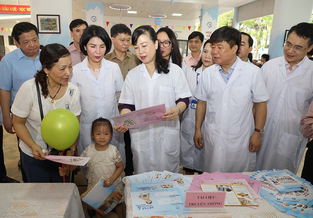 Bộ trưởng Đào Hồng Lan kiểm tra công tác tổ chức Chiến dịch bổ sung Vitamin A cho trẻ em của thành phố Hà Nội.