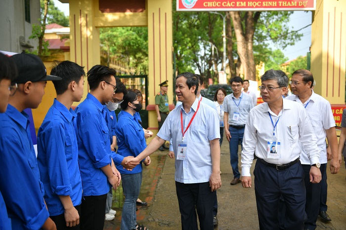 Bộ trưởng Nguyễn Kim Sơn động viên lực lượng thanh niên tình nguyện tại Điểm thi Trường THPT Yên Mỹ, Hưng Yên