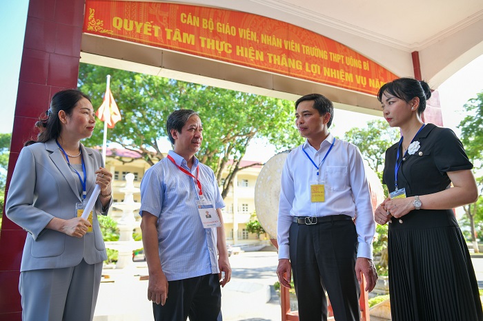 Bộ trưởng Nguyễn Kim Sơn kiểm tra công tác coi thi tại Điểm thi Trường THPT Uông Bí, Quảng Ninh