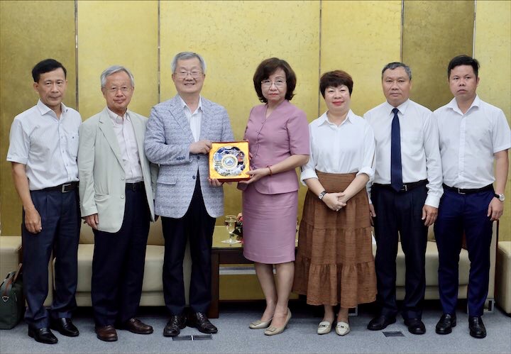 Phó Chủ tịch UBND thành phố Ngô Thị Kim Yến (giữa) chụp ảnh lưu niệm cùng đoàn