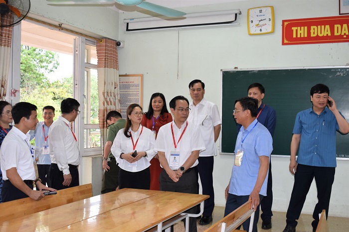 Đoàn công tác số 2 kiểm tra công tác chuẩn bị thi tại Trường THPT Lương Ngọc Quyến