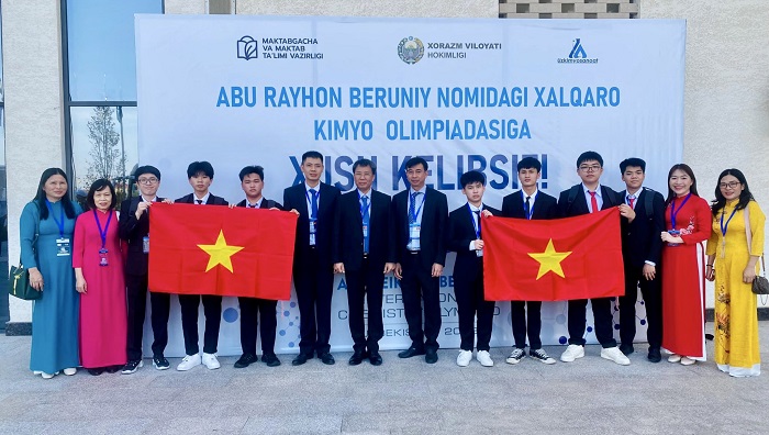 Đoàn Việt Nam tham dự Olympic Hóa học Quốc tế Abu Reikhan Beruniy lần thứ nhất