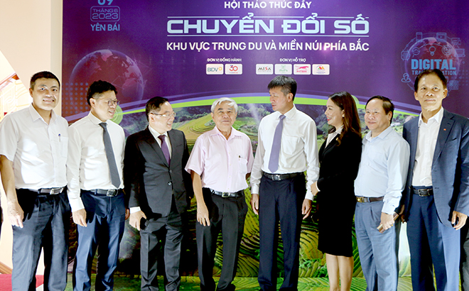 Chủ tịch UBND tỉnh Trần Huy Tuấn, Tổng biên tập Báo Tiền Phong Lê Xuân Sơn và các đại biểu trao đổi bên lề Hội thảo.