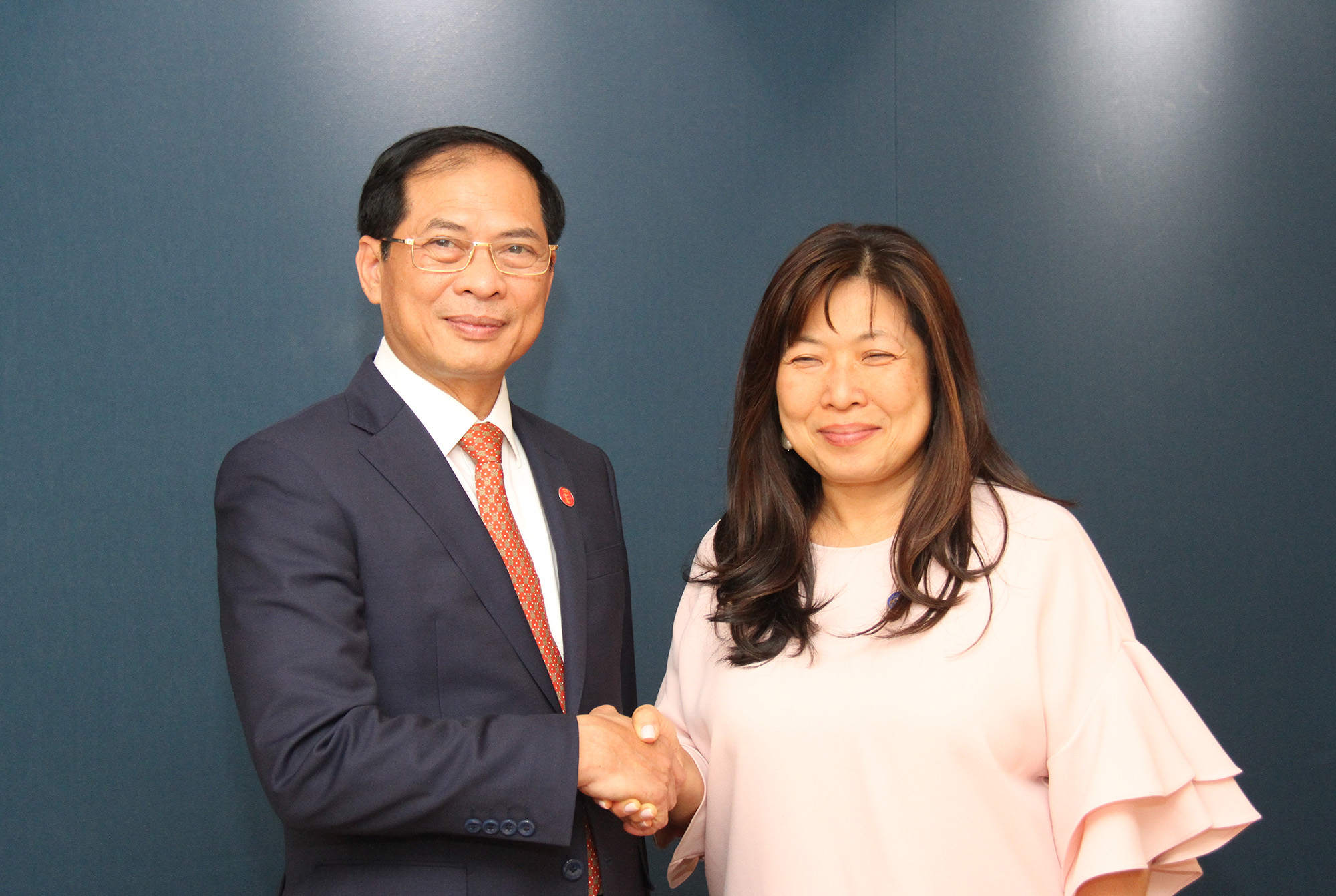 Bộ trưởng Ngoại giao Bùi Thanh Sơn trong cuộc gặp Bộ trưởng Thương mại quốc tế Canada Mary Ng.