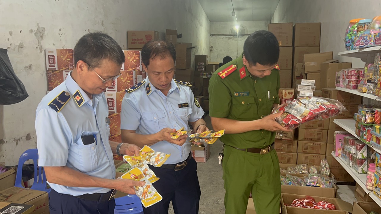 Đội Quản lý thị trường số 24 phối hợp với Công an huyện Hoài Đức kiểm tra đột xuất Hộ kinh doanh cửa hàng thương mại Phương Trang và thu giữ hơn 2.500 chân, cánh gà nhập lậu