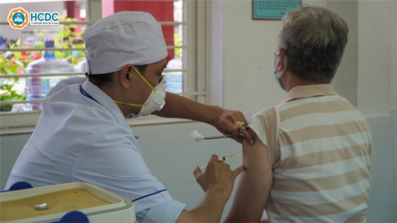 Tiêm vaccine phòng COVID-19 cho người thuộc nhóm nguy cơ.