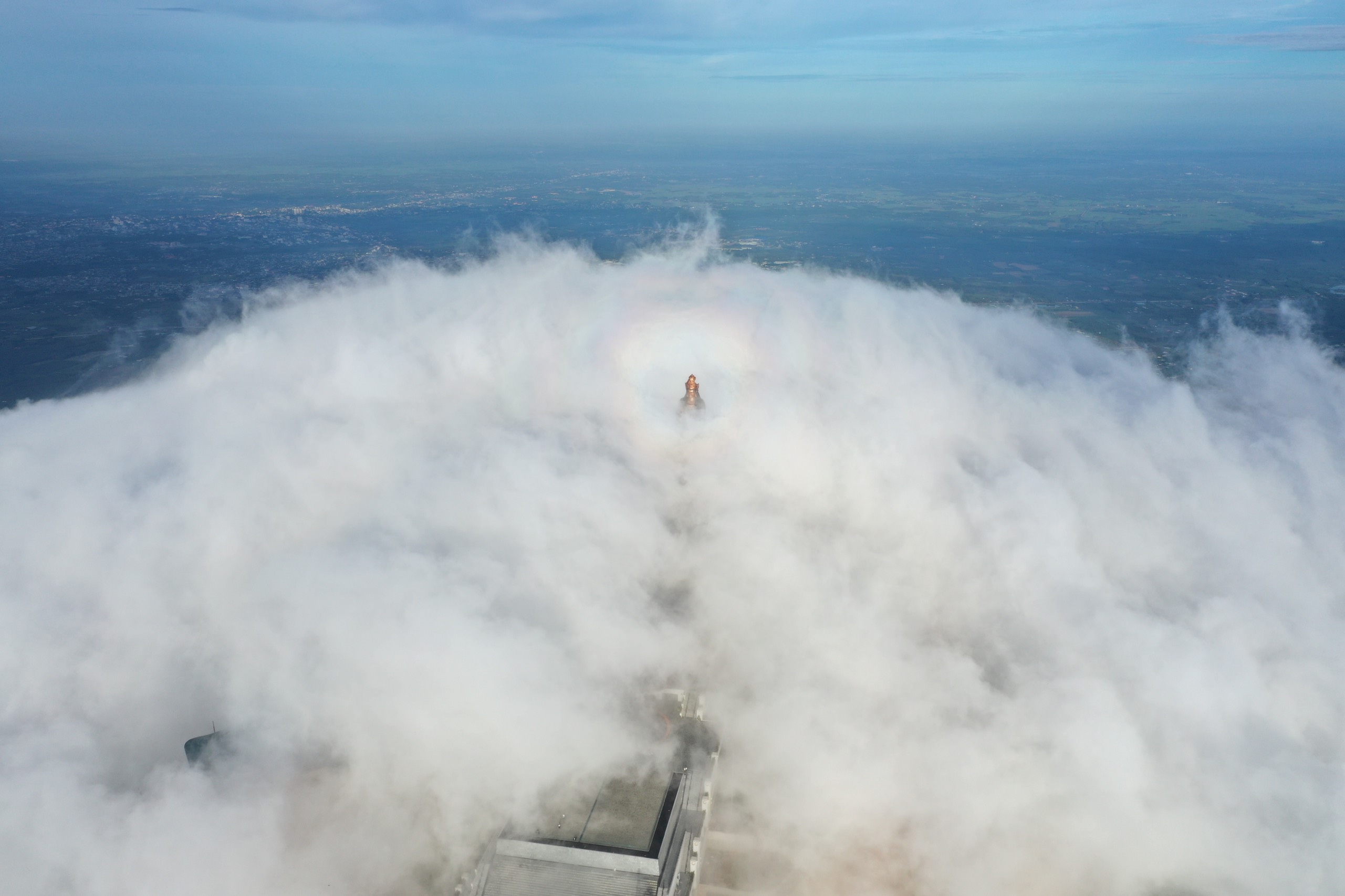 Mũ mây trùm trên đỉnh núi Bà Đen sáng 21/6, với hiện tượng “mây ngọc ngay tại tượng Phật Bà - Ảnh: Hải Triều