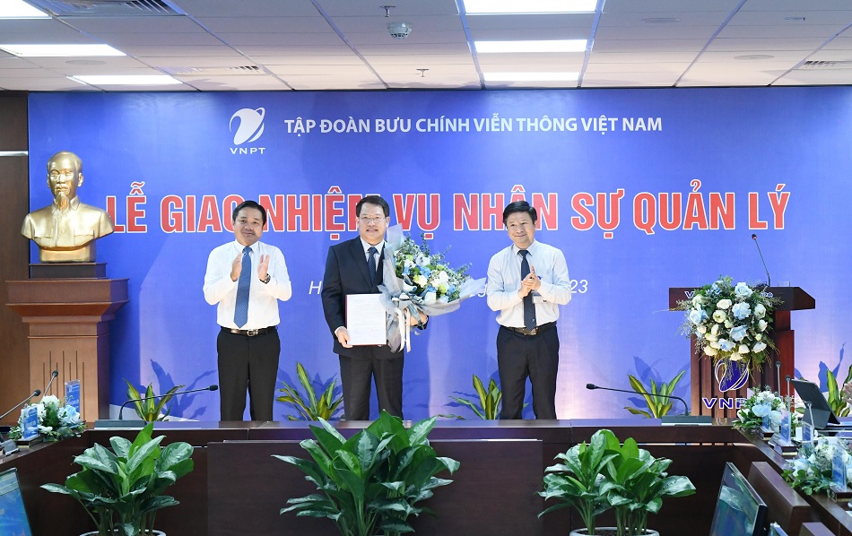 Thay mặt lãnh đạo Tập đoàn VNPT,Tổng Giám đốc Tập đoàn Huỳnh Quang Liêm đã trao quyết định giao nhiệm vụ Quyền Tổng Giám đốc TCT Dịch vụ Viễn thông cho ông Nguyễn Văn Tấn.