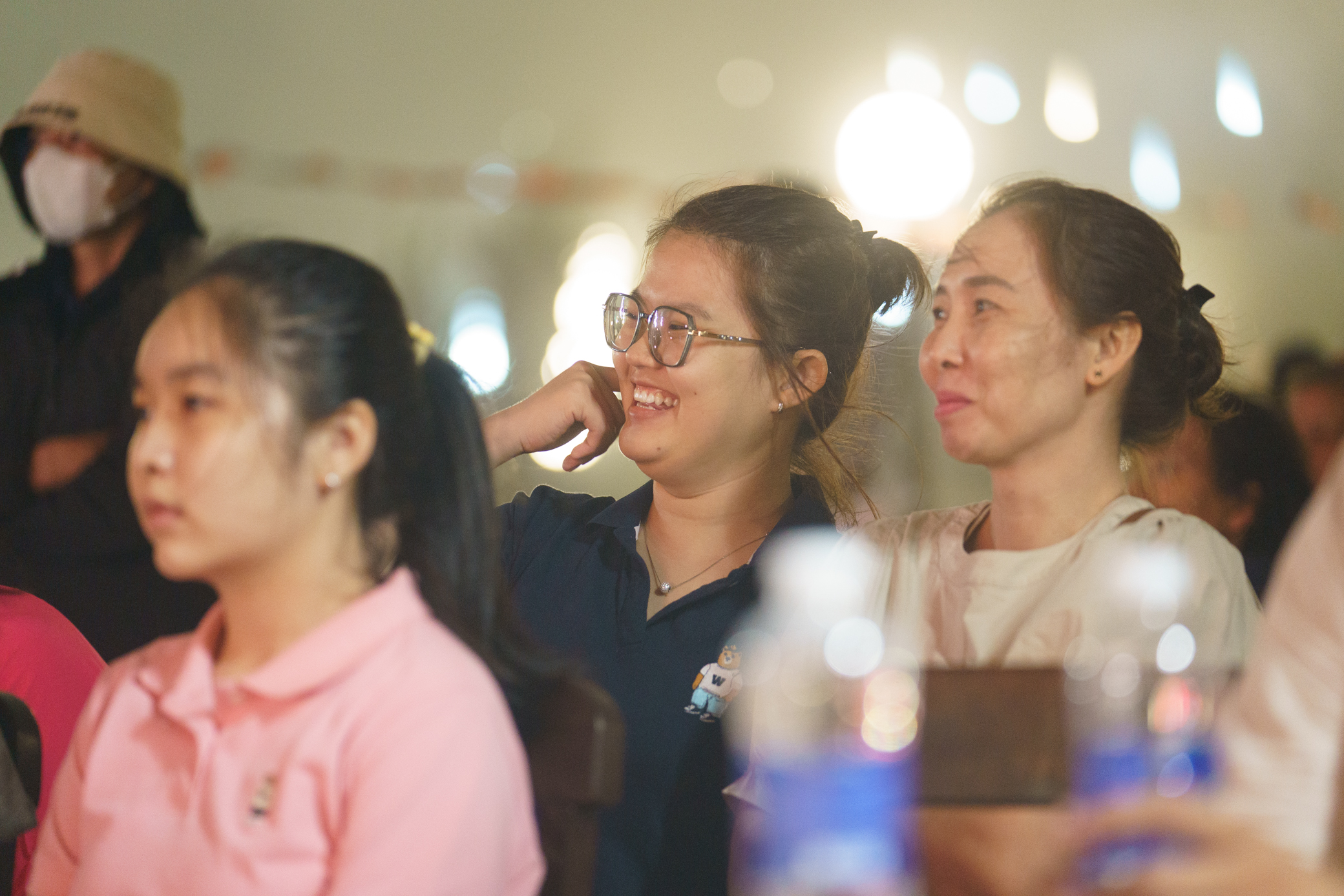 Du khách thưởng thức chương trình với nhiều tác phẩm đậm tinh thần Phật giáo