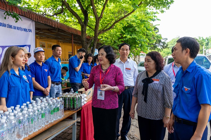 Thứ trưởng Ngô Thị Minh trao đổi cùng lực lượng thanh niên tình nguyện tại điểm thi Trường THPT Mộc Lỵ, huyện Mộc Châu, Sơn La