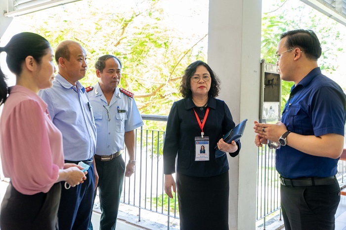 Thứ trưởng Ngô Thị Minh kiểm tra phương án bố trí đảm bảo an toàn tại Điểm thi Trường THPT chuyên Nguyễn Bỉnh Khiêm, tỉnh Quảng Nam