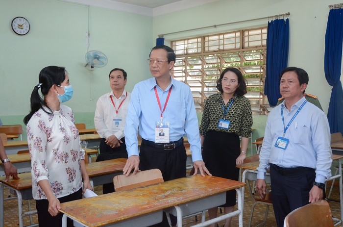 Thứ trưởng Phạm Ngọc Thưởng kiểm tra tại Điểm thi Trường THPT Võ Minh Đức, Bình Dương