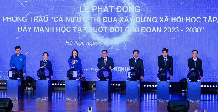 Thủ tướng Phạm Minh Chính và các đại biểu thực hiện nghi thức khởi động Phong trào Cả nước thi đua xây dựng xã hội học tập, đẩy mạnh học tập suốt đời giai đoạn 2023-2030