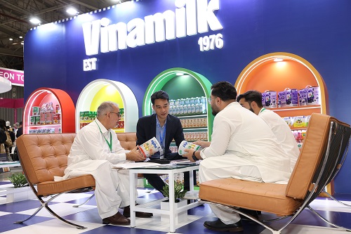 Các khách hàng lớn đến từ khu vực Trung Đông, thị trường truyền thống thế mạnh của Vinamilk về sản phẩm sữa bột trẻ em, bột dinh dưỡng