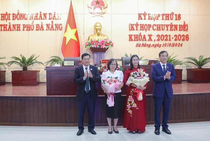 Lãnh đạo thành phố tặng hoa chúc mừng bà Nguyễn Thị Anh Thi và bà bà Trần Thanh Thủy