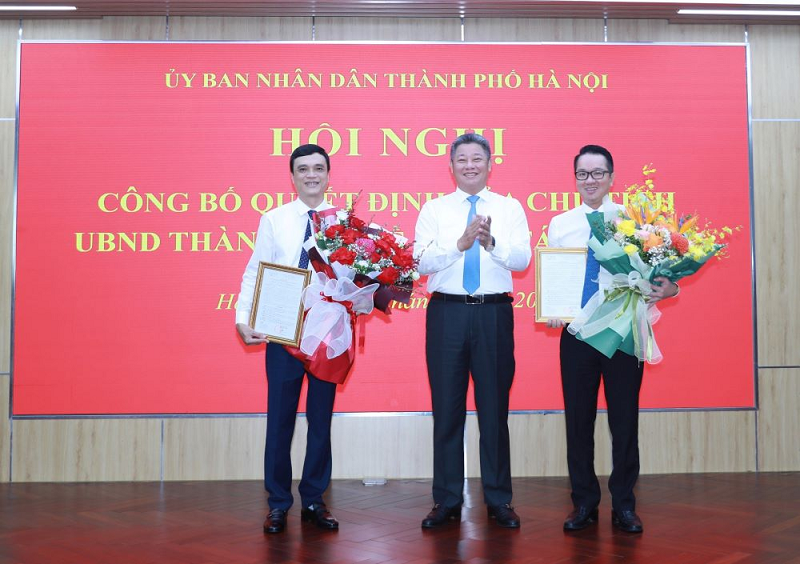 Phó Chủ tịch UBND Thành phố Nguyễn Mạnh Quyền trao quyết định cho các ông Nguyễn Xuân Hải và Nguyễn Mạnh Hùng