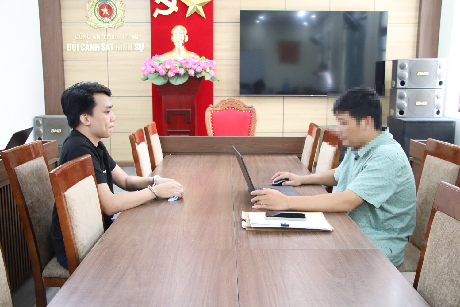 Cơ quan điều tra lấy lời khai Nguyễn Phi Cơ - đối tượng cầm đầu đường dây mua bán ma tuý cần sa