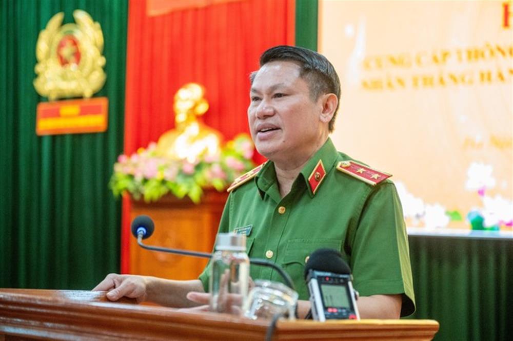 Trung tướng Nguyễn Văn Viện thông tin với báo chí tại Hội nghị.