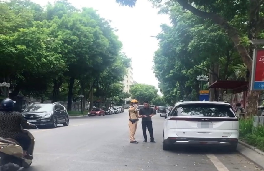 CSGT xử lý xe ô tô BKS: 30K-182xx dừng đỗ sai quy định tại 60 Bà Triệu bị người dân phản ánh