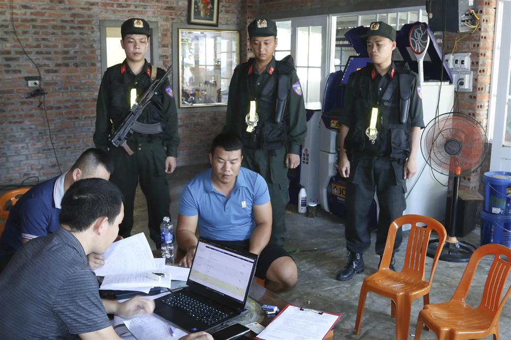 Lực lượng Công an thi hành lệnh khám xét khẩn cấp đối với đối tượng Nguyễn Xuân Hùng.