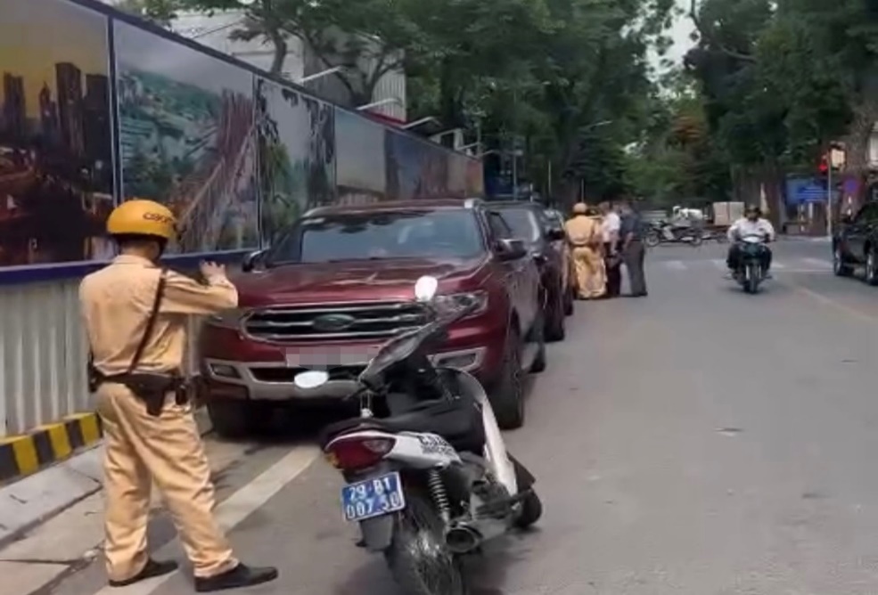 CSGT có mặt nhanh chóng xử lý hàng loạt xe dừng đỗ sai quy định trên đường Nguyễn Du qua tin báo Zalo