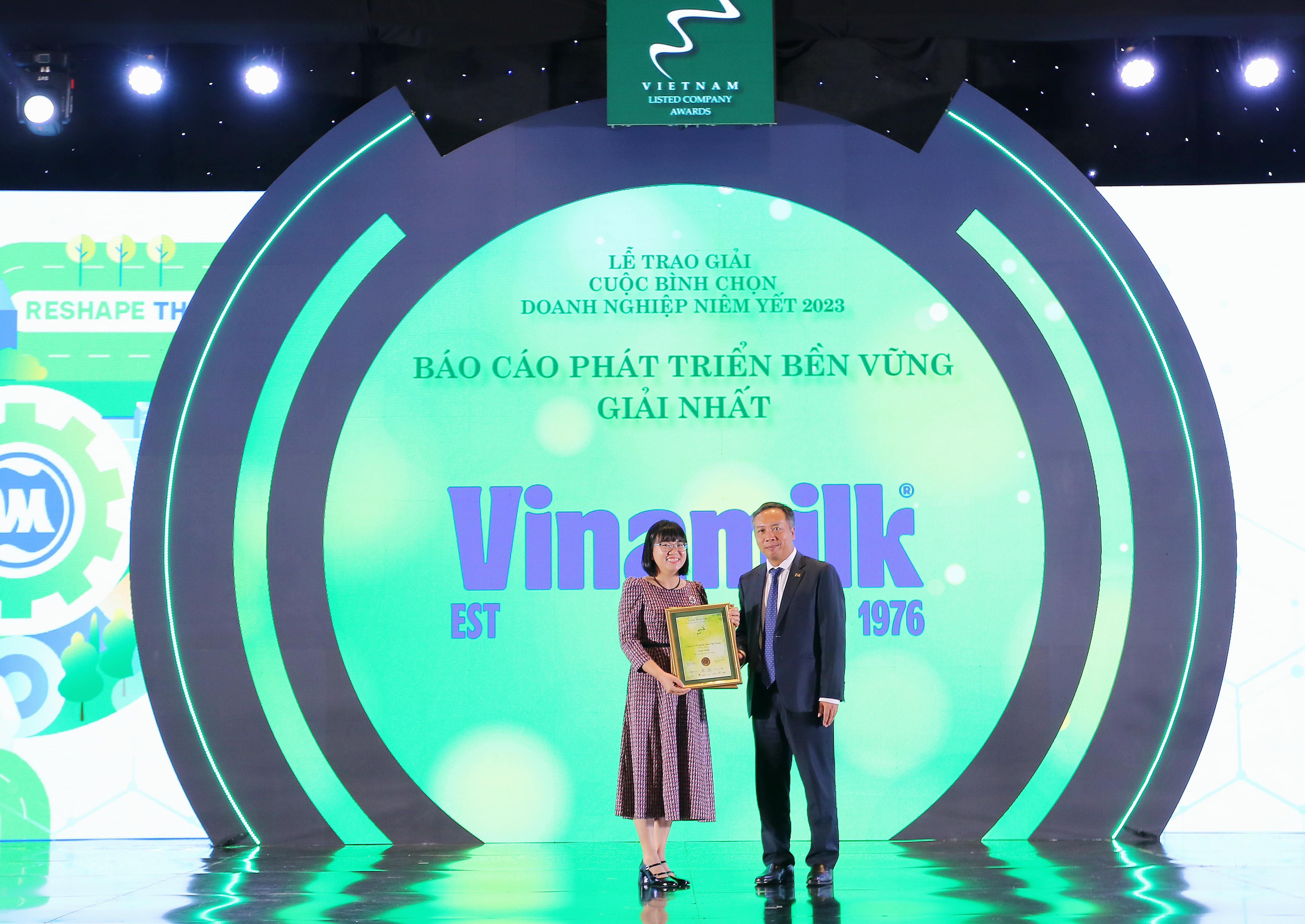 Đại diện Vinamilk nhận Giải Nhất Báo cáo PTBV trong Cuộc bình chọn doanh nghiệp niêm yết 2023