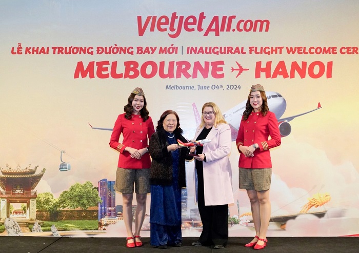 Phó Chủ tịch HĐQT Vietjet Nguyễn Thanh Hà (thứ 2 từ trái sang) gửi lời cảm ơn của Vietjet tới
Bà Natalie Hutchins - Nghị sỹ Bang Victoria, Bộ trưởng Bộ Việc làm và Công Nghiệp, Bộ trưởng
Bộ Phụ nữ, Bộ trưởng Bộ Hiệp ước và Các Dân tộc Đầu tiên của Bang Victoria (thứ 3 từ trái 
sang). Ảnh: Tài Nguyễn