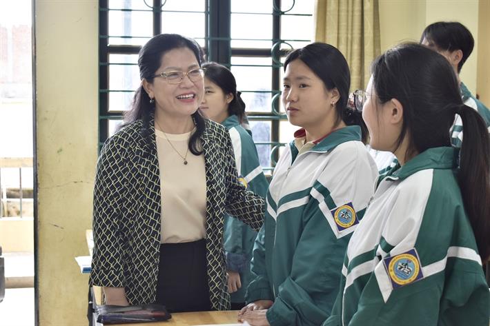 Thứ trưởng Nguyễn Thị Kim Chi động viên các em học sinh tại Trường THPT số 1, thị xã Sa Pa, tỉnh Lào Cai