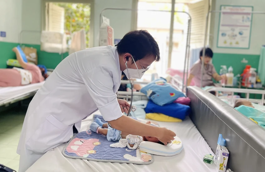 ThS-BS Nguyễn Đình Qui, Phó Trưởng khoa Nhiễm Bệnh viện Nhi Đồng 2 đang khám cho trẻ mắc bệnh ho gà điều trị tại bệnh viện. Ảnh: