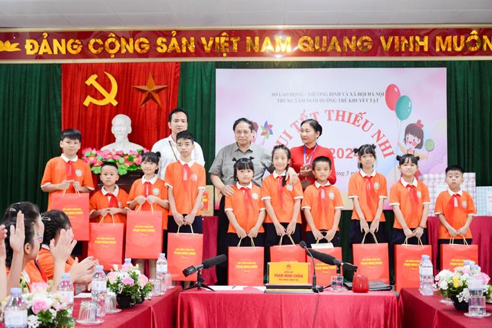 Thủ tướng tặng quà cho các em học sinh khuyết tật nhân dịp Quốc tế Thiếu nhi 1/6