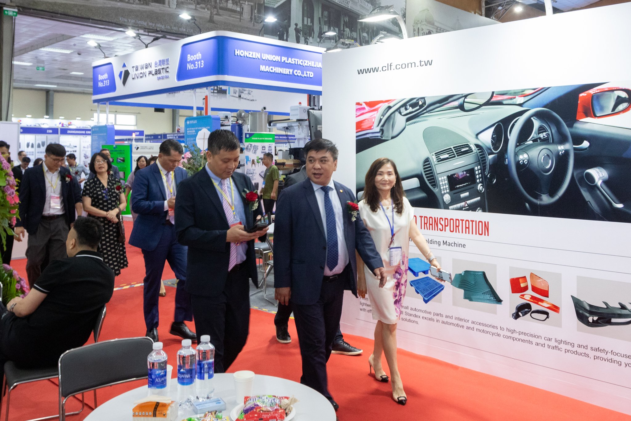 Lễ khai mạc Triển lãm Quốc tế lần thứ 12 về máy móc thiết bị công nghiệp ngành Nhựa và Cao Su được diễn ra sáng nay (5/6)
