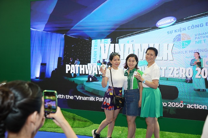 Khách tham quan triển lãm check-in tại khu vực của Vinamilk có thể góp 1 cây xanh cho Việt Nam qua dự án Cánh rừng Net Zero