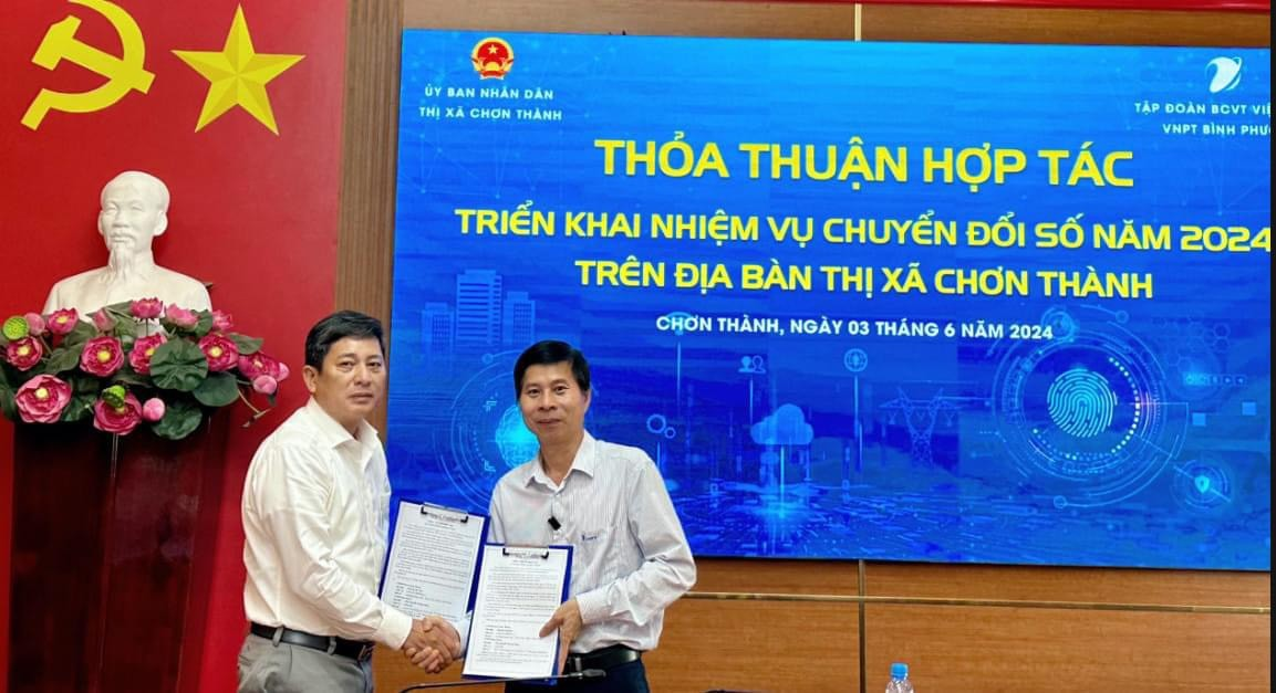 Lãnh đạo UBND thị xã Chơn Thành và VNPT Bình Phước ký kết hợp tác chuyển đổi số năm 2024