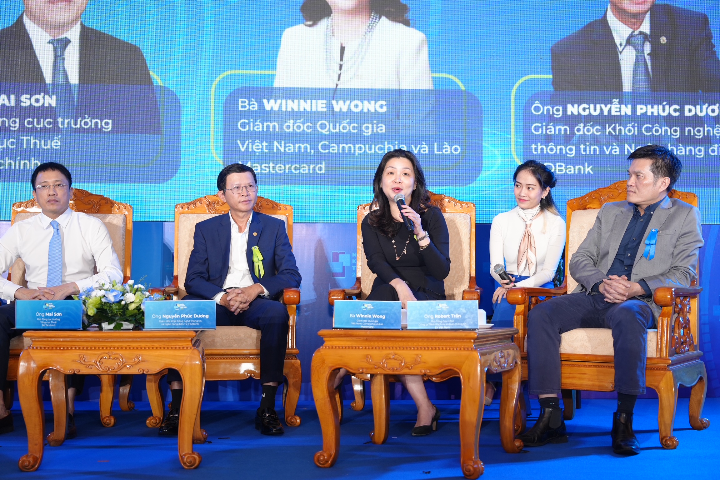 Bà Winnie Wong - Giám đốc quốc gia Việt Nam, Campuchia và Lào Mastercard chia sẻ tại hội thảo