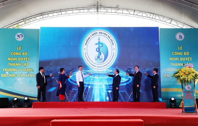 Các đại biểu thực hiện nghi thức ra mắt Trường Y Dược, Đại học Đà Nẵng - Ảnh: VGP