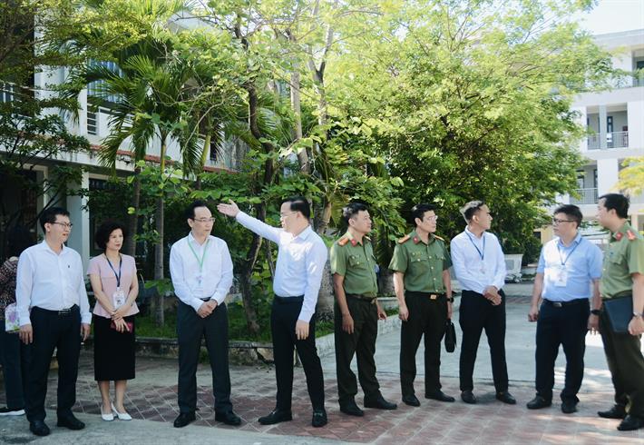 Thứ trưởng Hoàng Minh Sơn kiểm tra công tác chuẩn bị tại Điểm thi Trường THPT Hoàng Hoa Thám