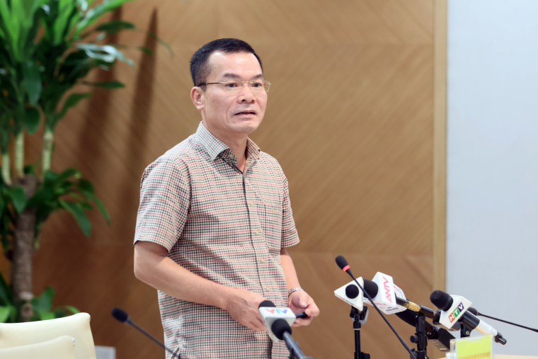 Ông Trần Mạnh Tuấn, Phó Cục trưởng Cục Tần số vô tuyến điện trả lời câu hỏi của phóng viên đại diện cho các cơ quan báo chí tại họp báo