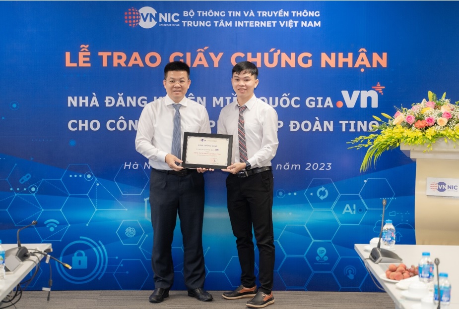 Ông Nguyễn Hồng Thắng – Giám đốc VNNIC trao Giấy chứng nhận Nhà đăng ký tên miền quốc gia “.vn” cho Công ty cổ phần tập đoàn TINO