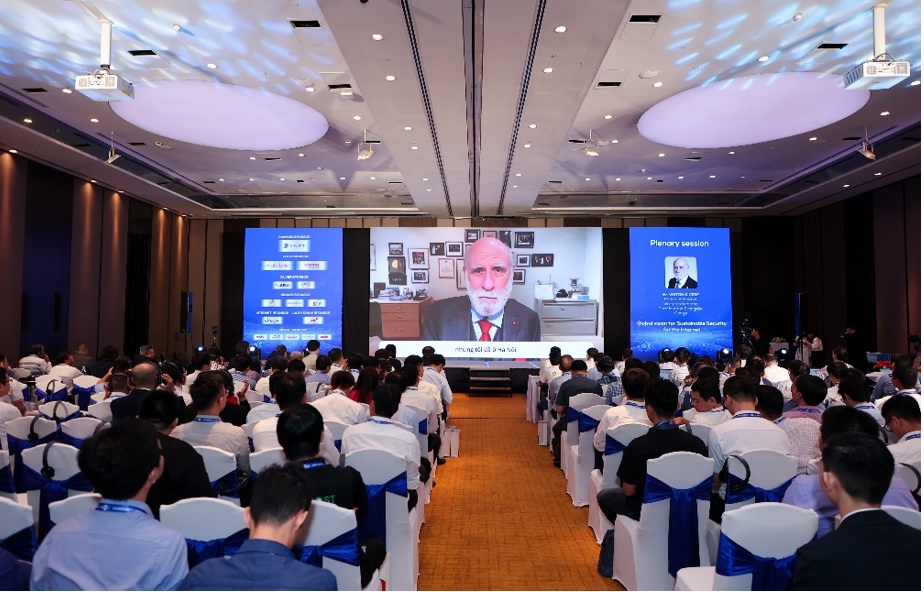 Giáo sư Vinton Cerf - cha đẻ Internet phát biểu tại VNNIC Internet Conference 2023