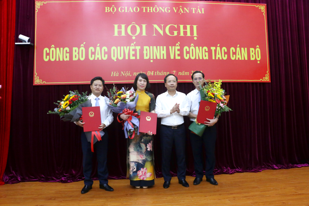 Thứ trưởng Nguyễn Duy Lâm tặng hoa và trao Quyết định cho các cán bộ được bổ nhiệm
