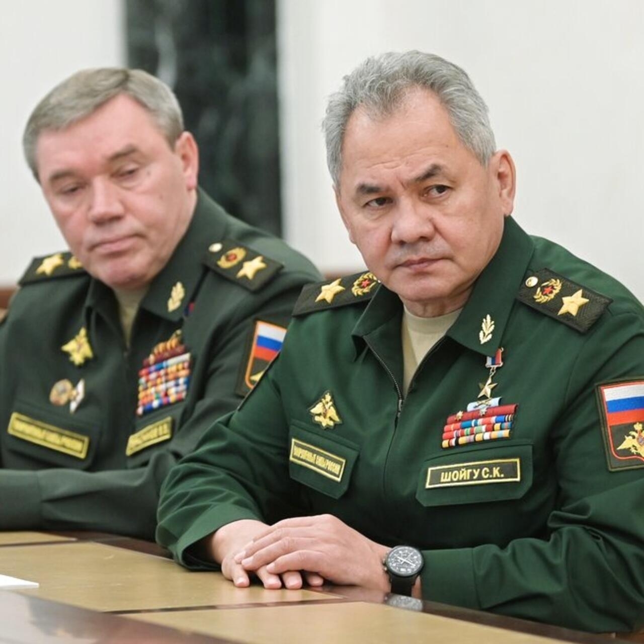 Bộ trưởng Quốc phòng Sergei Shoigu (bên phải) và Tổng Tham mưu trưởng quân đội Gerasimov