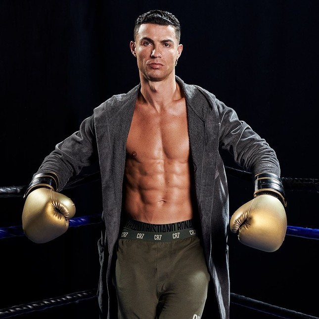 Cristiano Ronaldo là ngôi sao giàu nhất Instagram, kiếm hơn 2,4 triệu USD cho mỗi bài đăng quảng cáo. Ảnh: IG.