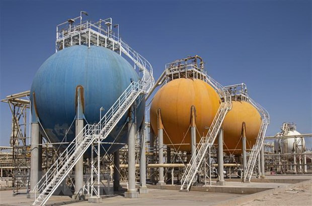 Bể chứa dầu tại một nhà máy dầu khí ở Khor al-Zubair, Iraq. (Ảnh: AFP/TTXVN)