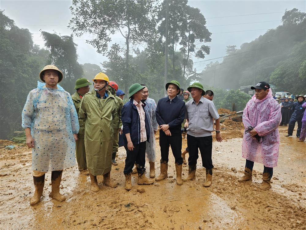 Phó Thủ tướng Chính phủ Trần Lưu Quang chỉ đạo công tác cứu nạn, cứu hộ tại hiện trường