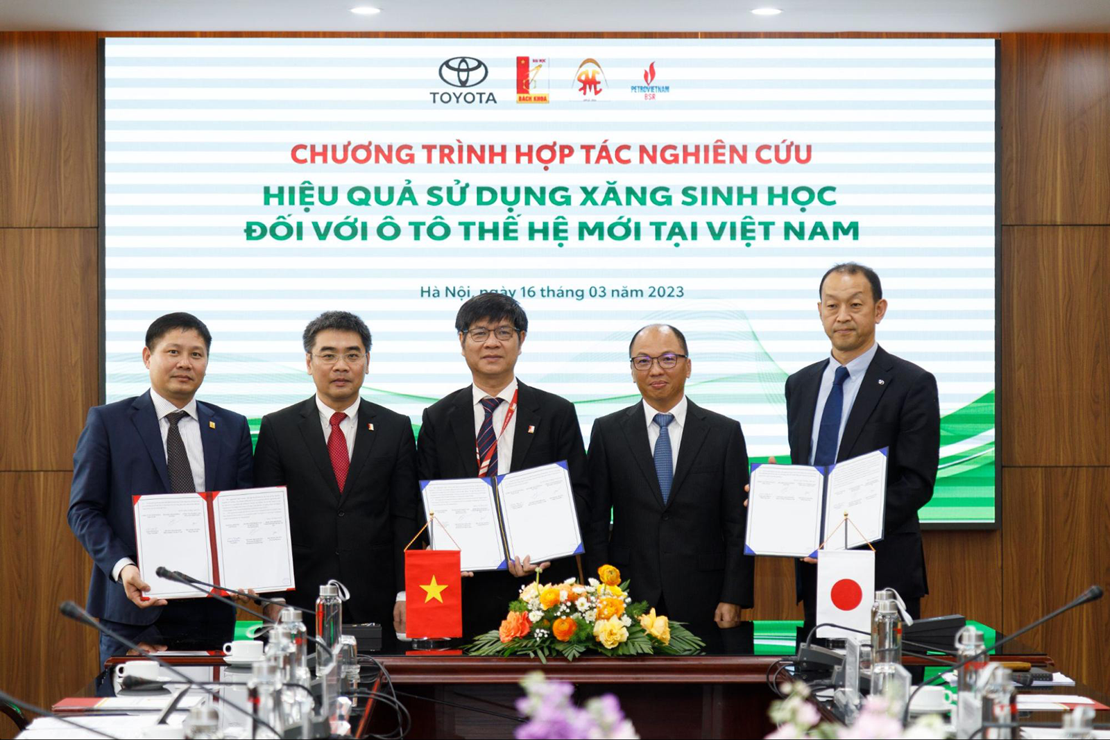 (Toyota sẽ hợp tác cùng đại học Bách Khoa Hà Nội và Công ty cổ phần lọc hóa dầu Bình Sơn trong dự án lần này)