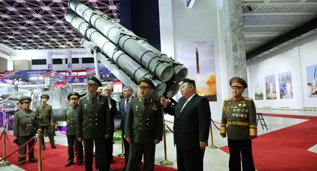 Nhà lãnh đạo Kim Jong-un và Bộ trưởng Quốc phòng Nga Sergei Shoigu. (Nguồn: Reuters)