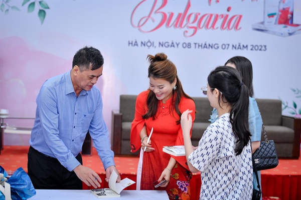 Tina Yuan ký tặng và giao lưu cùng độc giả