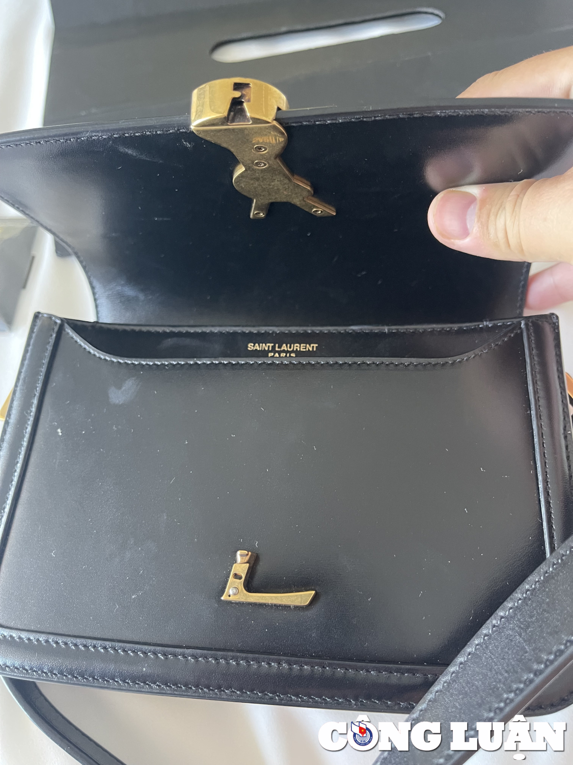 Túi mang thương hiệu SAINT LAURENT mua với giá hơn 72 triệu, nhưng dùng như hàng mã.