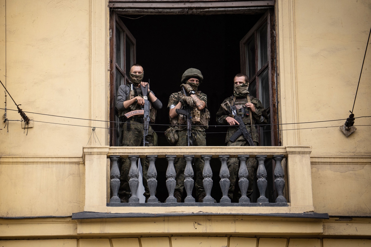 Binh sỹ Wagner đứng trên ban công một tòa nhà tại thành phố Rostov-on-Don. Ảnh: AFP